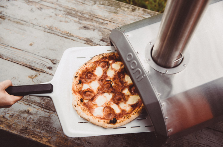 Ooni Karu 12 チャコール&ウッドチャンク式屋外用ピザオーブン