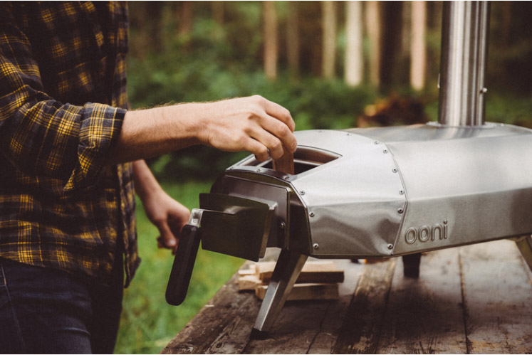 Ooni Karu 12 チャコール&ウッドチャンク式屋外用ピザオーブン